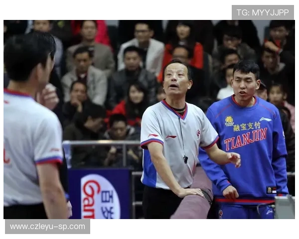 压人犯规判罚标准详解：裁判如何准确识别与处理？