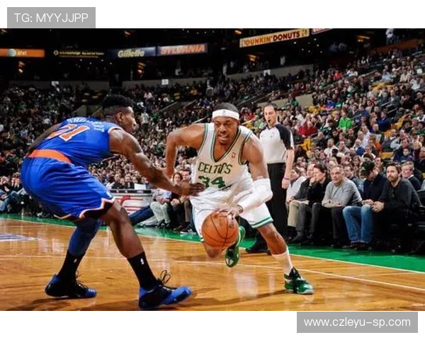 皮尔斯无球跑动制造错位，关键回合得分结构改变绿军进攻生态