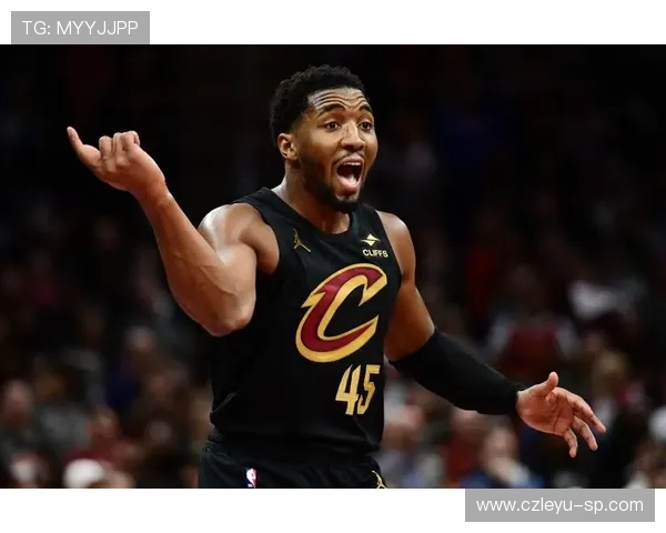 米切尔砍下高效30+，对比布克展现更强关键球掌控力